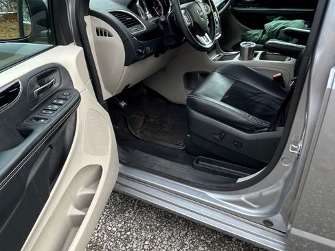 Used 2018 Dodge Grand Caravan SXT image 6