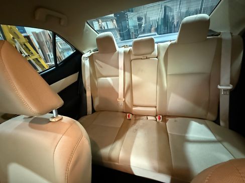 Used 2018 Toyota Corolla LE FWD image 15