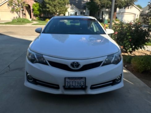 Used 2014 Toyota Camry SE w/ Leather Package image 2