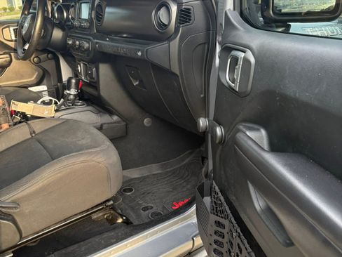 Used 2018 Jeep Wrangler Unlimited Sport image 14