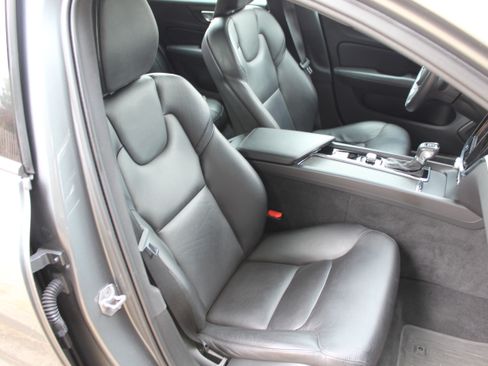 Used 2020 Volvo V60 T5 Momentum FWD image 22