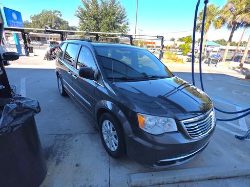 Used 2016 Chrysler Town & Country Touring image 4