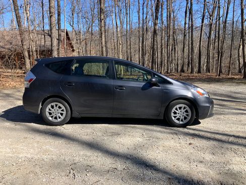Used 2014 Toyota Prius V Three image 4