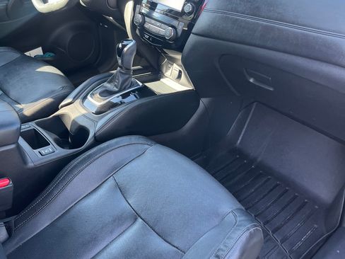 Used 2017 Nissan Rogue SL w/ SL Premium Package FWD image 6