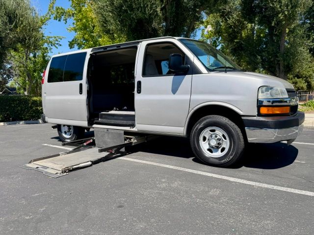 Used 2008 Chevrolet Express 3500 Passenger w/ LT Preferred Equipment Group RWD image 2