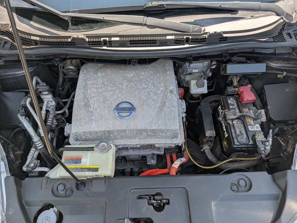 Used 2014 Nissan Leaf SL w/ Premium Package FWD image 17