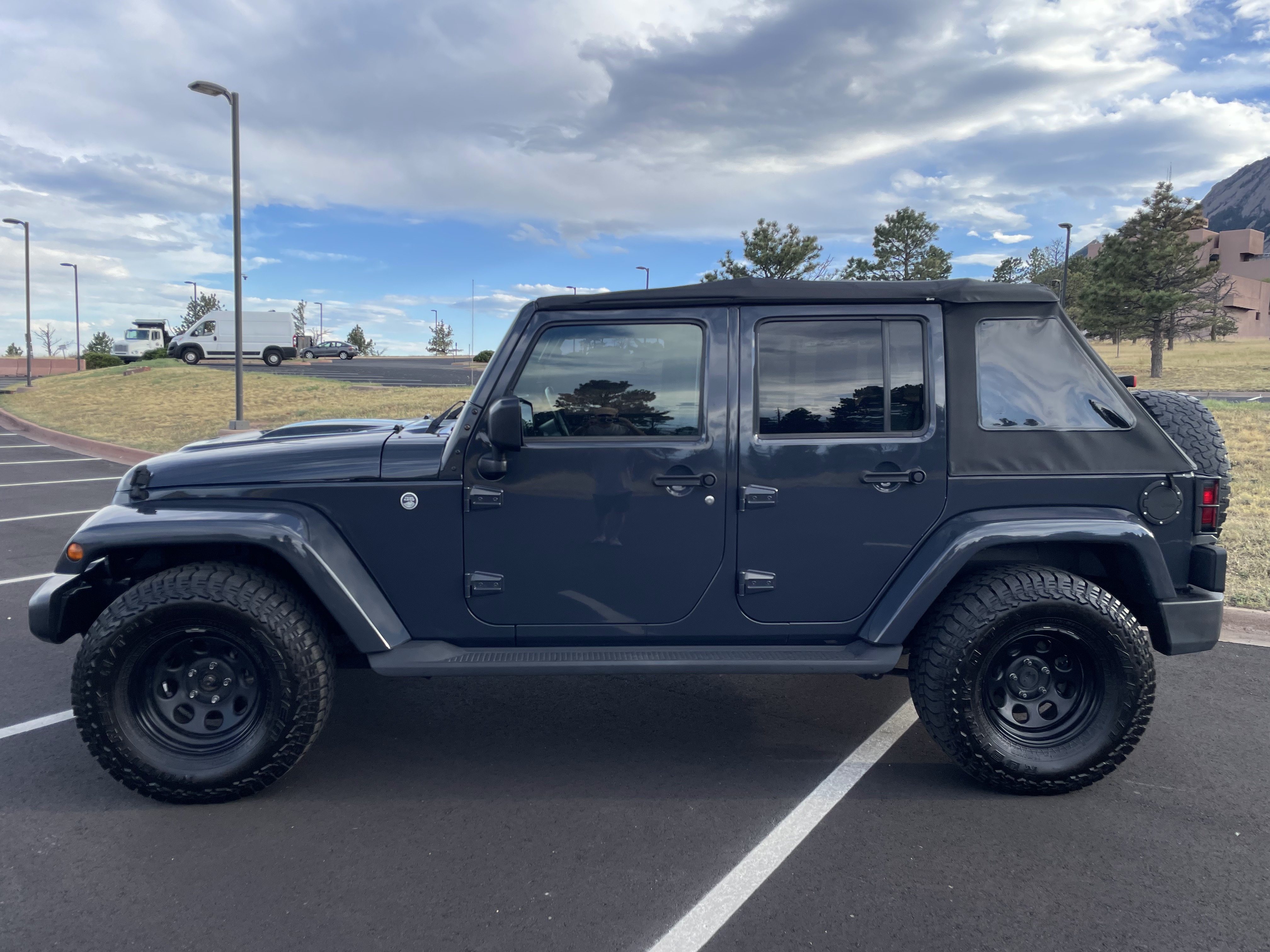 Used 2017 Jeep Wrangler Unlimited Sahara AWD/4WD image 5