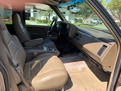Used 1994 Chevrolet Suburban 4WD image 5