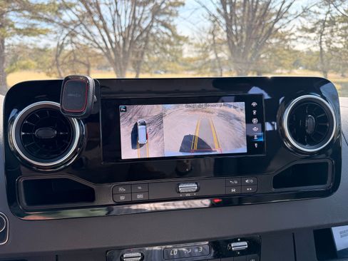 Used 2024 Mercedes-Benz Sprinter 2500 image 11