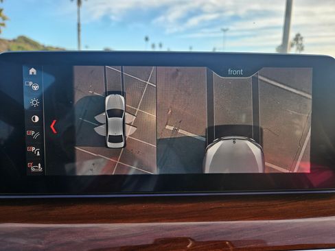 Used 2019 BMW 530e xDrive w/ Premium Package image 16