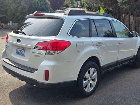 Used 2011 Subaru Outback 3.6R Limited AWD/4WD image 5