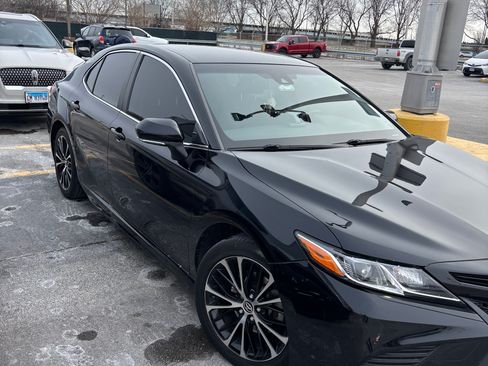 Used 2018 Toyota Camry SE image 1