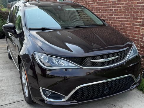 Used 2017 Chrysler Pacifica Touring-L Plus FWD image 1