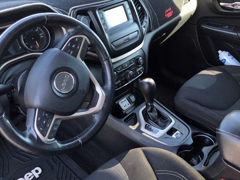 Used 2017 Jeep Cherokee Latitude image 8