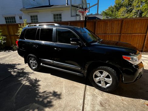 Used 2014 Toyota Land Cruiser image 4