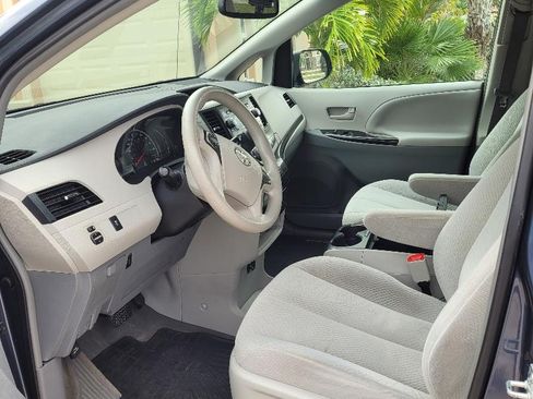 Used 2013 Toyota Sienna LE image 2