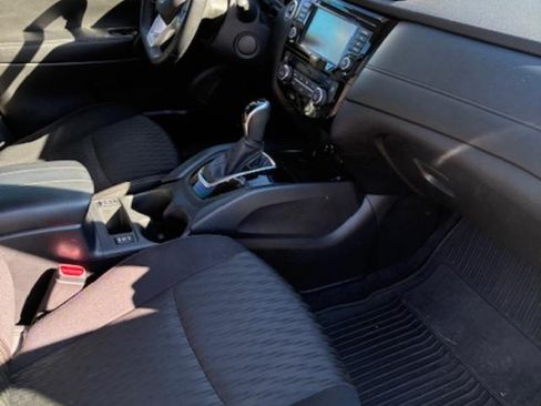 Used 2018 Nissan Rogue SV image 11