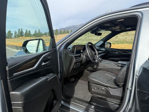 Used 2023 Cadillac Escalade ESV Sport Platinum w/ LPO, ONYX Package image 11