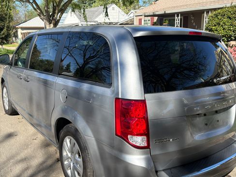 Used 2019 Dodge Grand Caravan SE w/ UConnect Hands-Free Group FWD image 9