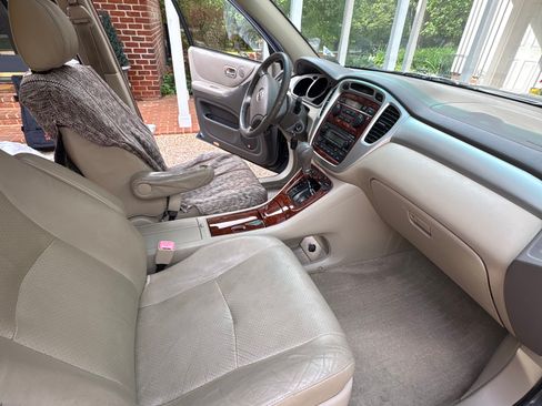 Used 2006 Toyota Highlander 4WD V6 w/ 3rd Row image 8