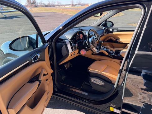 Used 2016 Porsche Cayenne S image 2