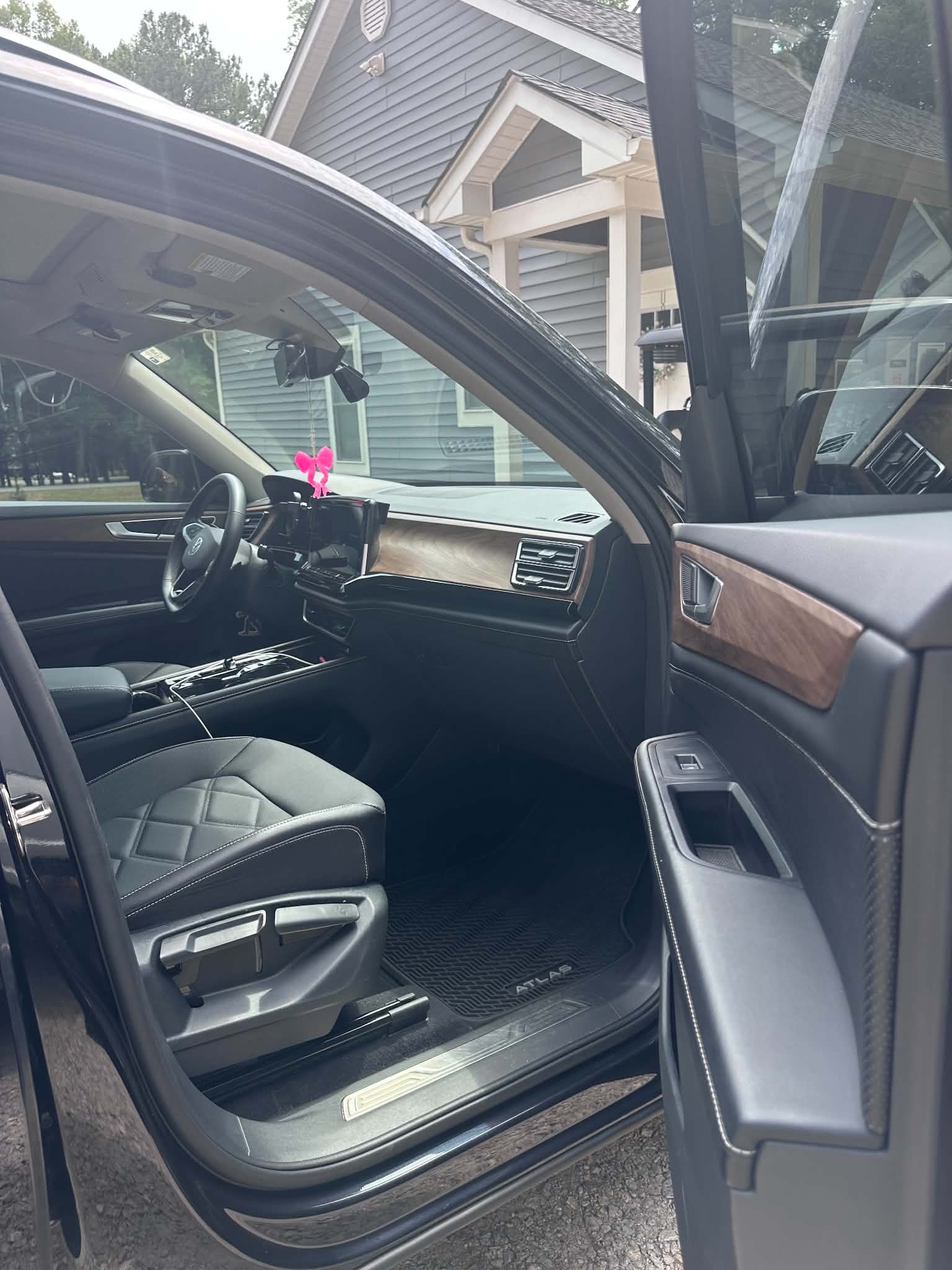 Used 2024 Volkswagen Atlas SE AWD/4WD image 14