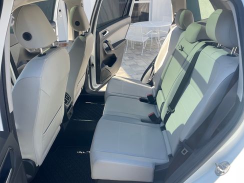 Used 2018 Volkswagen Tiguan SE w/ Panoramic Sunroof Package image 22