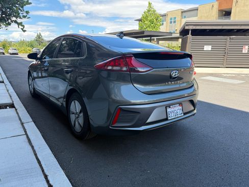 Used 2022 Hyundai Ioniq SE FWD image 4