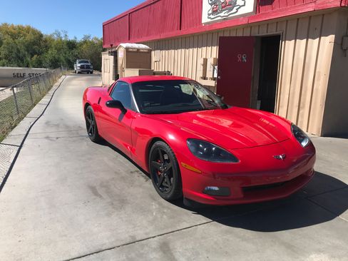 Used 2007 Chevrolet Corvette Coupe w/ Preferred Equipment Group RWD image 2