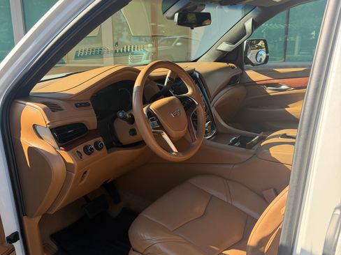 Used 2017 Cadillac Escalade ESV Platinum AWD/4WD image 10