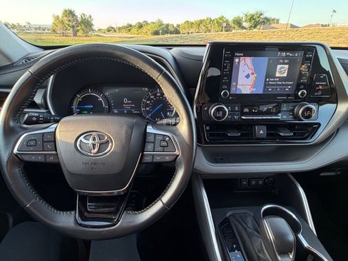 Used 2021 Toyota Highlander XLE FWD image 20