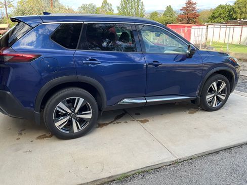 Used 2023 Nissan Rogue SL w/ SL Premium Package image 2