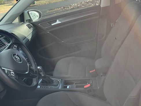 Used 2017 Volkswagen e-Golf SE image 10