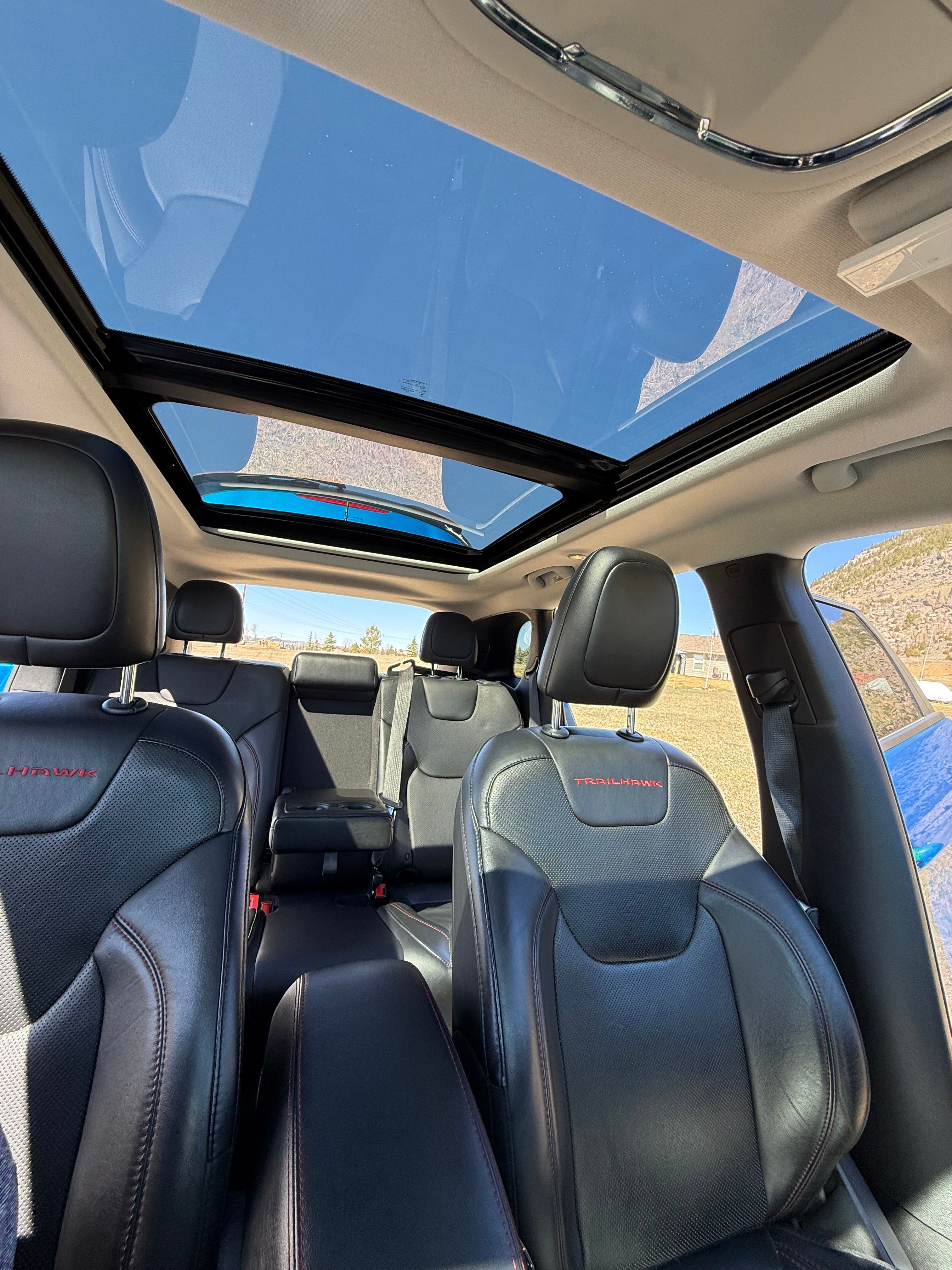 Used 2019 Jeep Cherokee Trailhawk AWD/4WD image 4