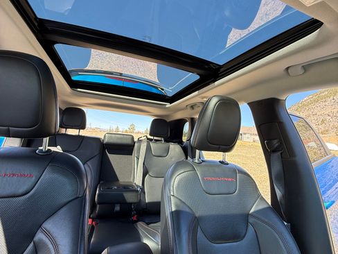 Used 2019 Jeep Cherokee Trailhawk AWD/4WD image 4