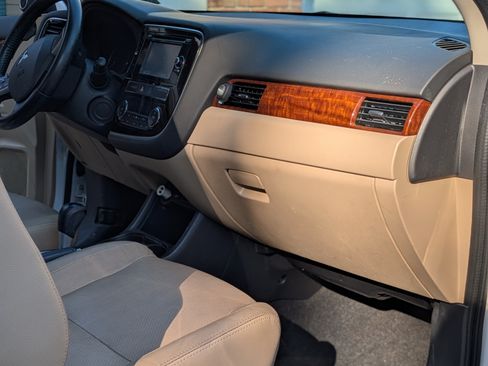 Used 2015 Mitsubishi Outlander SE image 9