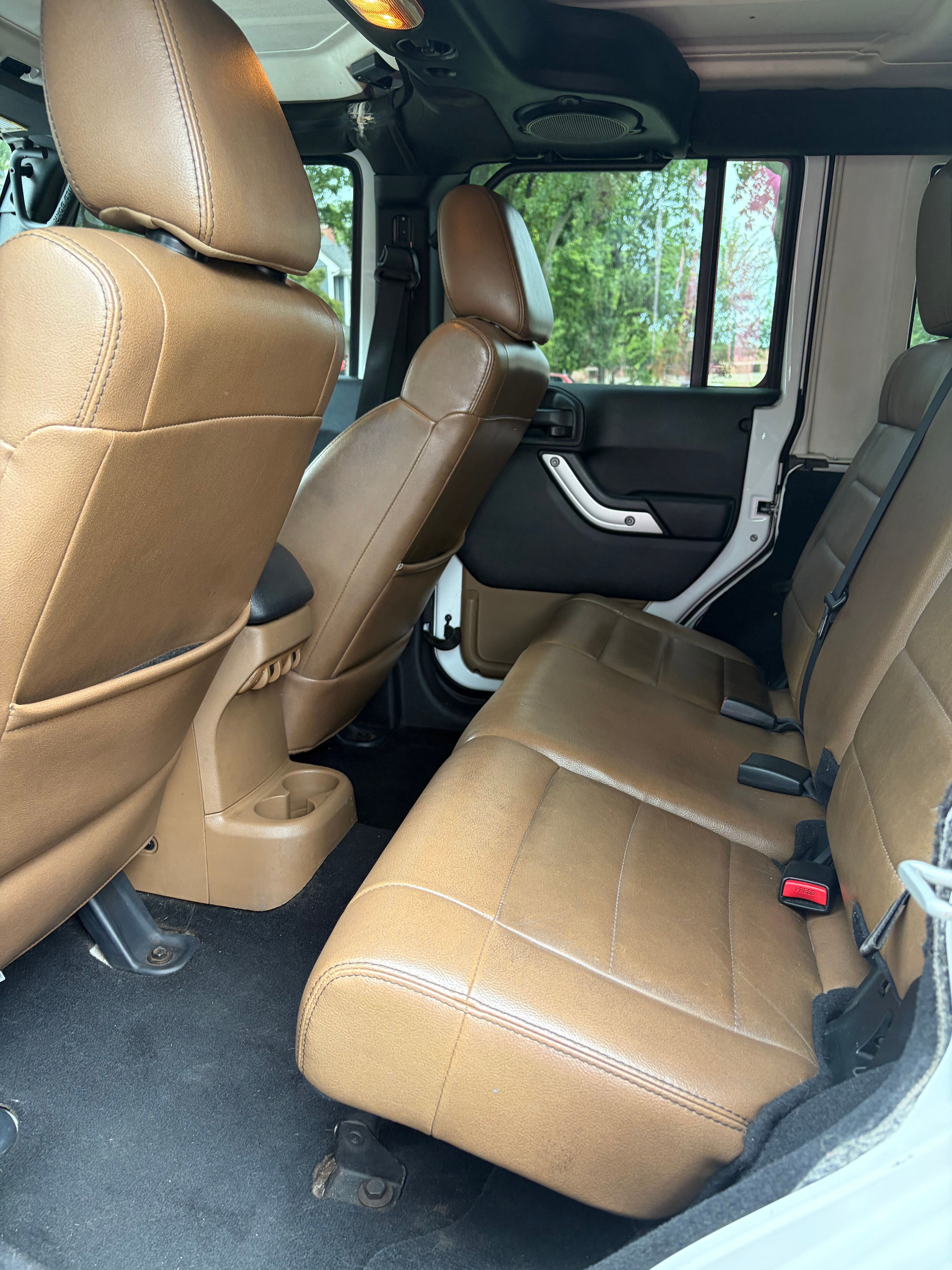 Used 2012 Jeep Wrangler Unlimited Sahara w/ Connectivity Group AWD/4WD image 11