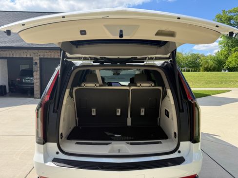 Used 2023 Cadillac Escalade Sport Platinum AWD/4WD image 13