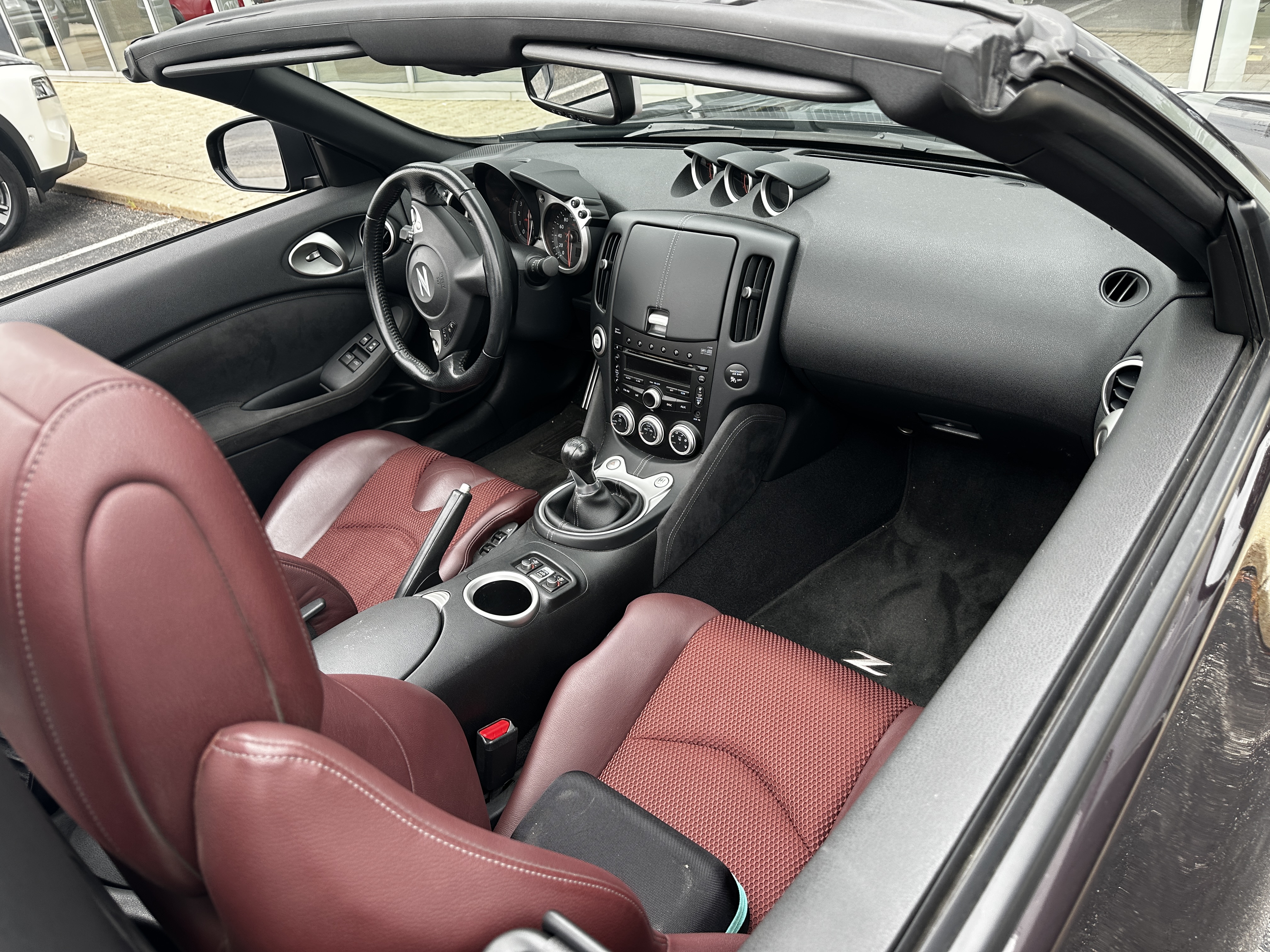 Used 2010 Nissan 370Z Touring w/ Sport Pkg RWD image 2