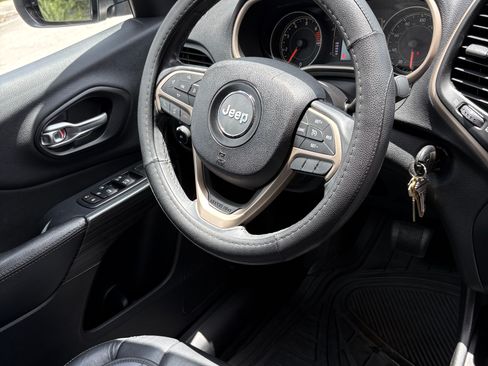 Used 2016 Jeep Cherokee Latitude FWD image 12