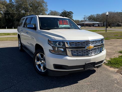Used 2015 Chevrolet Suburban LT image 3
