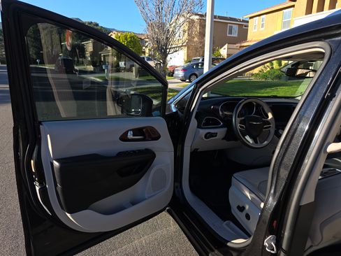 Used 2017 Chrysler Pacifica Limited w/ UConnect Theater Package image 8