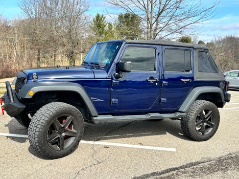 Used 2013 Jeep Wrangler Unlimited Sport image 2