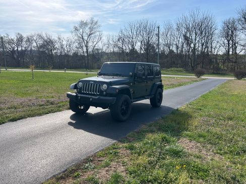 Used 2017 Jeep Wrangler Unlimited Sahara image 1