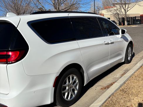 Used 2022 Chrysler Pacifica Touring-L w/ Uconnect Theater Family Group FWD image 4