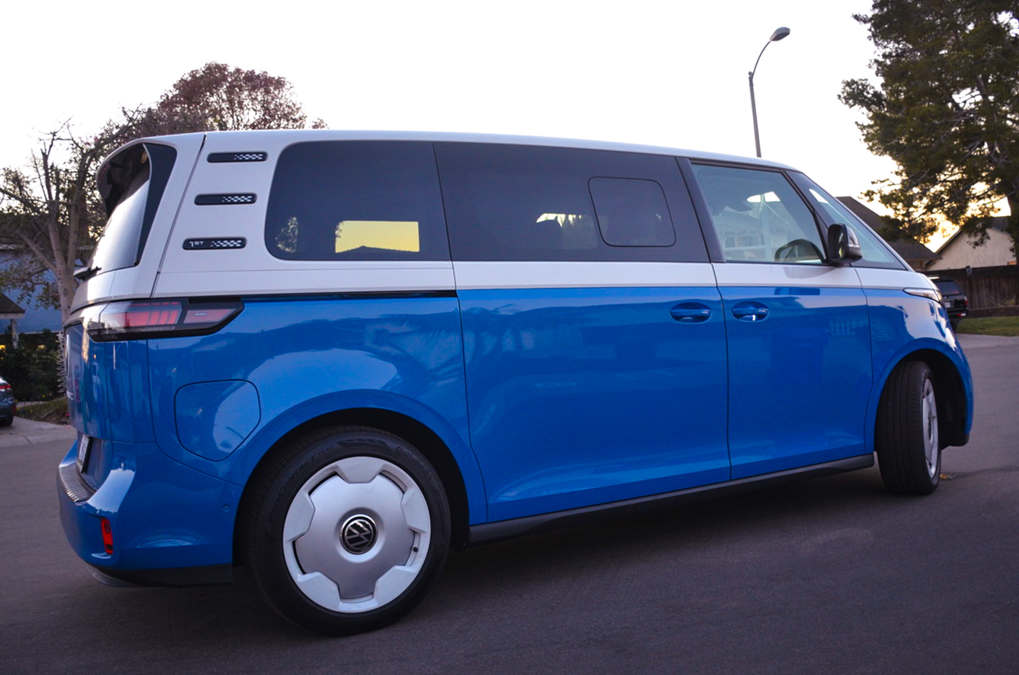 Used 2025 Volkswagen ID. Buzz 1st Edition RWD image 9