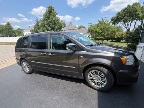 Used 2014 Chrysler Town & Country Touring-L FWD image 1