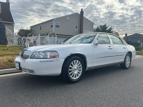 Used 2003 Lincoln Town Car Signature image 1