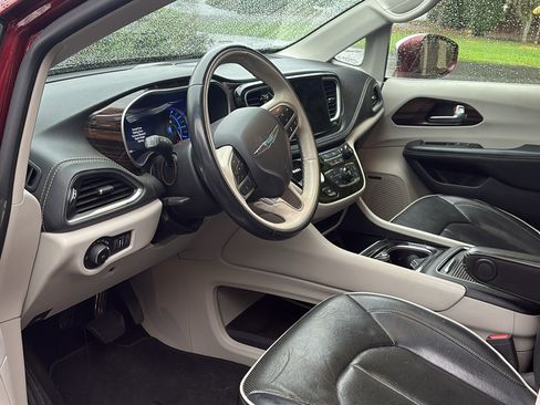 Used 2021 Chrysler Pacifica Limited w/ Premium & Safety Sphere Group image 5