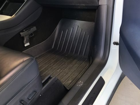 Used 2020 Tesla Model Y Long Range image 17